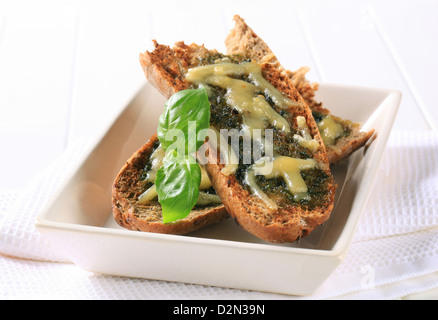 Pesto tostato sormontato pane con formaggio Foto Stock