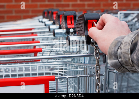 molti carrello carrello con serratura a moneta antifurto sistema Foto stock  - Alamy