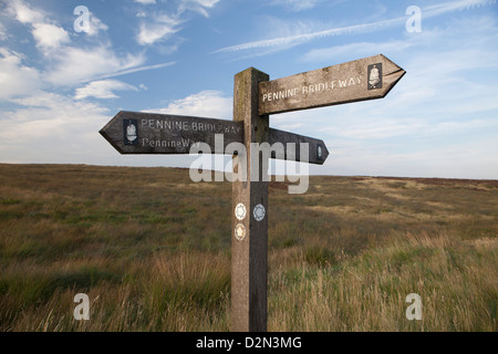 Waymarkers e modo segno per Pennine Bridleway a Standedge vicino a Marsden Foto Stock