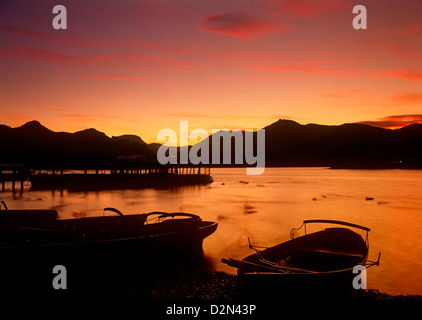 Sunset over Derwentwater a Keswick, Lake District, Cumbria, England, Regno Unito Foto Stock