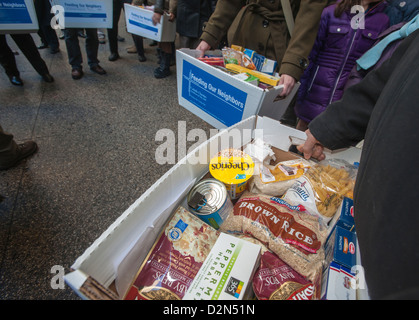 I volontari promuovono la seconda edizione di 'alimentazione i nostri vicini: un risposta interconfessionale' di fronte la Cattedrale di San Patrizio a New York Foto Stock