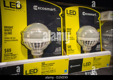 Una selezione di luce a led lampadine sono visti in un negozio di ferramenta in New York Foto Stock