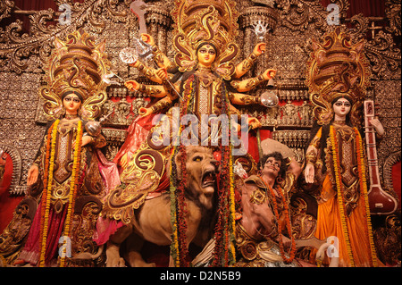 Dea Durga statua durante Durga Pooja, Calcutta, West Bengal, India, Asia Foto Stock