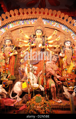 Dea Durga statua durante Durga Pooja, Calcutta, West Bengal, India, Asia Foto Stock