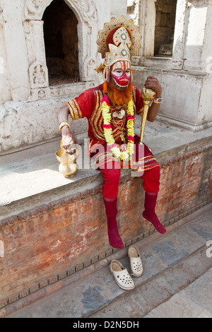 Un sadhu hindu holyman vestito da scimmia Hanuman dio presso il Tempio di Pashupatinath vicino a Kathmandu, Nepal Asia Foto Stock