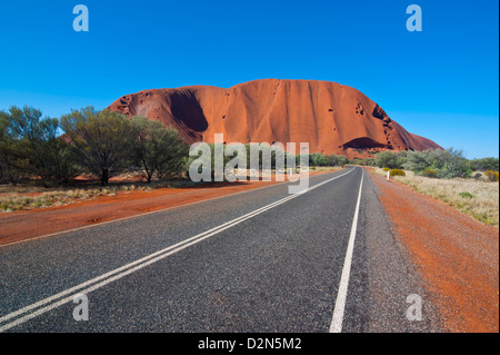 Uluru (Ayers Rock), Uluru-Kata Tjuta National Park, sito Patrimonio Mondiale dell'UNESCO, il Territorio del Nord, l'Australia, il Pacifico Foto Stock