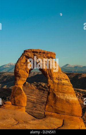 Vista di Delicate Arch, centine Arches National Park nello Utah, Stati Uniti d'America, America del Nord Foto Stock