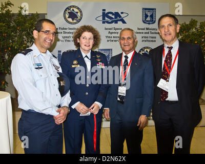 Da destra a sinistra; IAF Ret. Brig. Gen. Agmon Asaf, IAF Ret. Il Mag. Gen. Herzl Bodinger, Lieut. Gen. Susan Helms, Comandante XIV US Air Force e Air Force Space Command, ex astronauta della NASA e sconosciuto IAF Brigadiere Generale posano per una foto. Hertzeliya, Israele. 29-Gen-2013. Ottava annuale Ilan Ramon Spaziale Internazionale convoca una Conferenza per commemorare un decennio di Columbia missione STS-107 con alti rappresentanti di 14 agenzie spaziali tra cui amministratore della NASA e astronauti provenienti dagli Stati Uniti, Giappone, Russia e Kazakistan. Foto Stock