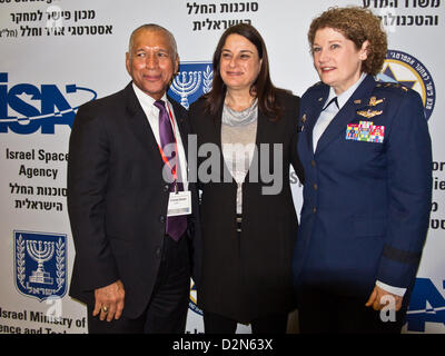 La sig.ra Rona Ramon, vedova di Columbia STS-107 astronauta Ilan Ramon, posa per una foto tra Charles Bolden, amministratore della NASA e Lieut. Gen. Susan Helms, ex astronauta della NASA. Hertzeliya, Israele. 29-Gen-2013. Ottava annuale Ilan Ramon Spaziale Internazionale convoca una Conferenza per commemorare un decennio di Columbia missione STS-107 con alti rappresentanti di 14 agenzie spaziali tra cui amministratore della NASA e astronauti provenienti dagli Stati Uniti, Giappone, Russia e Kazakistan. Foto Stock