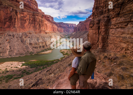 I turisti al punto di vista Nankoweap ammirando il paesaggio, visto mentre il rafting lungo il Fiume Colorado e il Grand Canyon, Arizona, Stati Uniti d'America Foto Stock