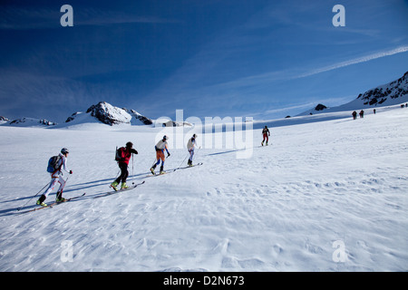 Sci alpinismo nelle Alpi, Salita a Punta San Matteo, sul confine di Lombardia e Trentino Alto Adige, Italia, Europa Foto Stock