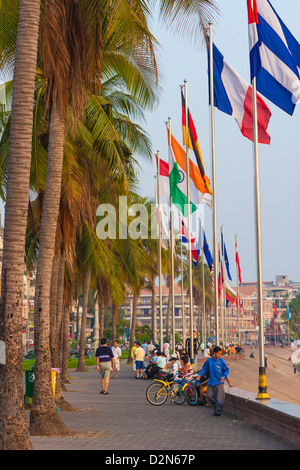 Promenade, Sisowath Quay, Phnom Penh, Cambogia, Indocina, Asia sud-orientale, Asia Foto Stock