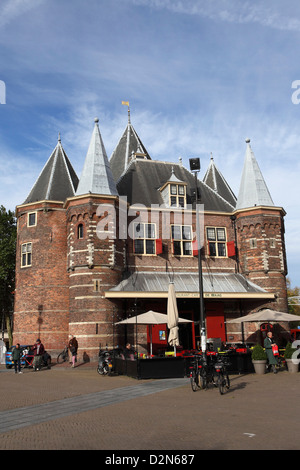 Il Waag, una ex casa di pesatura, il Nieuwmarkt (Nuovo mercato), il quartiere a luci rosse di Amsterdam, in Olanda, in Europa Foto Stock