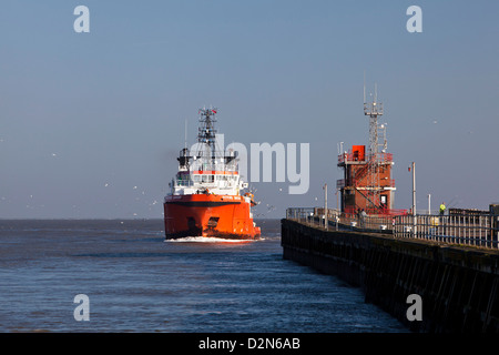 L'alimentazione offshore Nave Putford Salvatore entrando Yarmouth Harbour Foto Stock