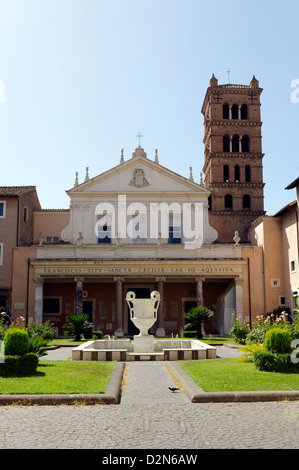 Roma. L'Italia. Il cortile e la facciata della Basilica di Santa Cecilia in Trastevere costruita nel V secolo. Foto Stock