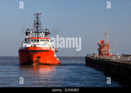 L'alimentazione offshore Nave Putford Salvatore entrando Yarmouth Harbour Foto Stock