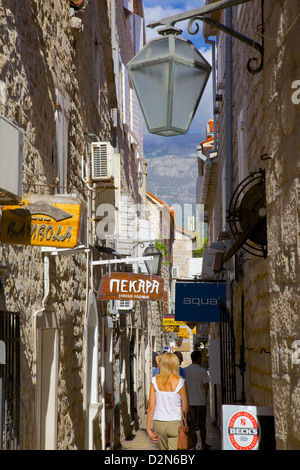 Strada stretta, Città Vecchia, Budva, Montenegro, Europa Foto Stock