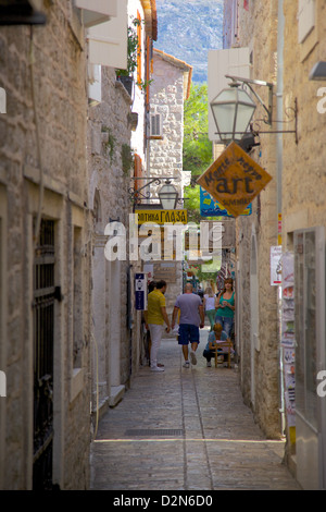 Strada stretta in Budva Old Town, Budva, Montenegro, Europa Foto Stock