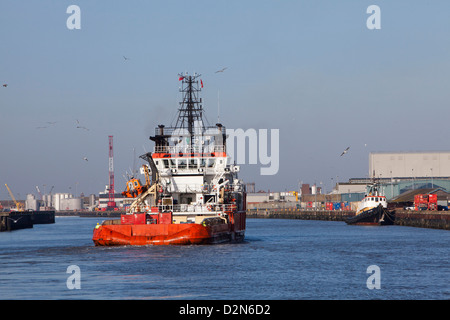 L'alimentazione offshore Nave Putford Salvatore entrando Yarmouth Harbour Foto Stock