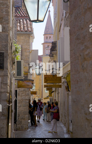 Strada stretta in Budva Old Town, Budva, Montenegro, Europa Foto Stock