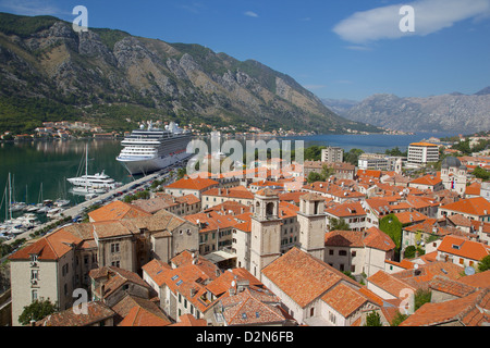 Vista sulla Città Vecchia, sito Patrimonio Mondiale dell'UNESCO, con la nave da crociera nel porto di Cattaro, Montenegro, Europa Foto Stock