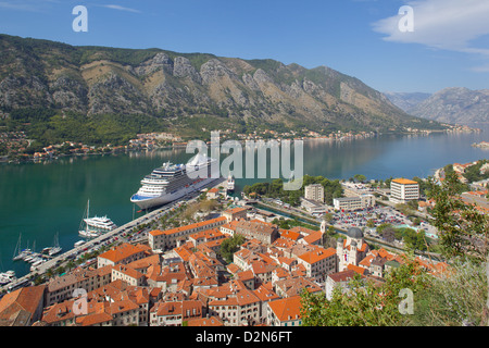 Vista sulla città vecchia e la nave da crociera nel porto di Cattaro, Sito Patrimonio Mondiale dell'UNESCO, Montenegro, Europa Foto Stock