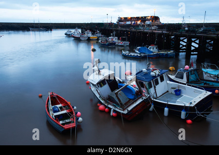 Barche da pesca in porto a Bridlington, East Riding of Yorkshire, Yorkshire, Inghilterra, Regno Unito, Europa Foto Stock