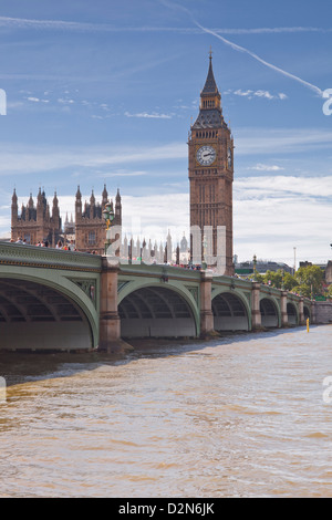 Westminster Bridge e le case del Parlamento attraverso il fiume Thames, London, England, Regno Unito, Europa Foto Stock