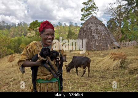 L'agricoltore che detiene agnelli, Chencha, Dorze, Etiopia, Africa Foto Stock