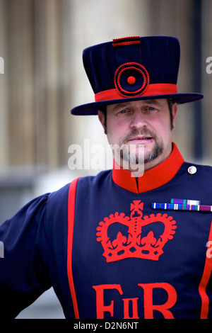 Beefeater presso la Torre di Londra, London, England, Regno Unito, Europa Foto Stock