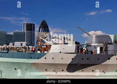 HMS Belfast WW2 corazzata ora un museo galleggiante, è ormeggiato sul fiume Tamigi vicino al London Bridge, London, England, Regno Unito Foto Stock