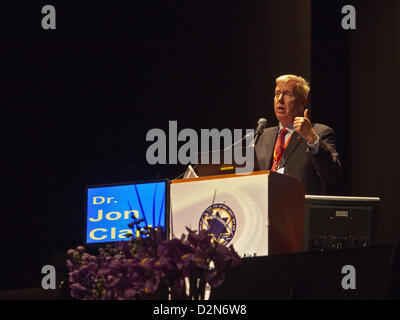 Jonathan Clark, M.D., a sei-time Space Shuttle equipaggio chirurgo che ha perso la moglie Laurel Blair Salton Clark, ritmo Shuttle lo specialista di missione, ucciso in Columbia disaster, risolve la ottava annuale Ilan Ramon spazio Internazionale Conferenza. Hertzeliya, Israele. 29-Gen-2013. Ottava annuale Ilan Ramon Spaziale Internazionale convoca una Conferenza per commemorare un decennio di Columbia missione STS-107 con alti rappresentanti di 14 agenzie spaziali tra cui amministratore della NASA e astronauti provenienti dagli Stati Uniti, Giappone, Russia e Kazakistan. Foto Stock