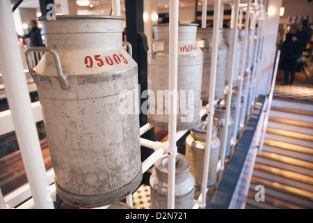 Bidoni per il latte in una fabbrica di formaggio, Volendam, North Holland Provincia, Paesi Bassi (Olanda), Europa Foto Stock