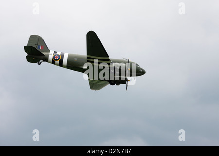 Douglas C-47 Dakota C3 ZA947 in volo su Wickenby Airfield Foto Stock