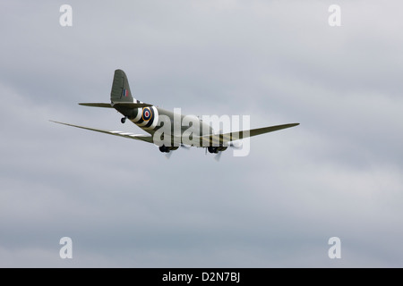 Douglas C-47 Dakota C3 ZA947 in volo su Wickenby Airfield Foto Stock