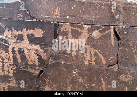 Arte rupestre in corrispondenza del sito di Foum Chenna, Oued Tasminaret Valley, Marocco, Africa del Nord Foto Stock