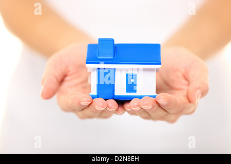 Home - Il nuovo concetto di casa. Primo piano della donna azienda modello di casa Foto Stock