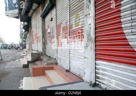 Negozi visto chiuso dopo che il target di uccisione di due attivisti del Muttehda Qaumi movimento in area Gulbahar a Karachi il Martedì, 29 gennaio 2013. Foto Stock