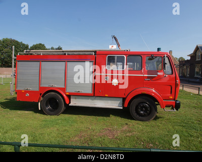 Il Mercedes-Benz 1017F 1977 è un modello di veicolo industriale classico noto per la sua robustezza e versatilità nel trasporto commerciale. Progettato con un motore potente e una struttura resistente, il modello 1017F è stato utilizzato principalmente per il trasporto merci a lungo raggio, offrendo una soluzione affidabile per le operazioni logistiche gravose. Foto Stock