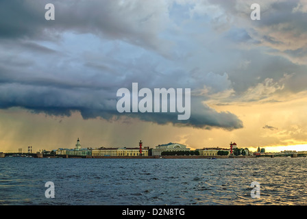 Tempesta nuvole sopra San Pietroburgo e il fiume Neva Foto Stock