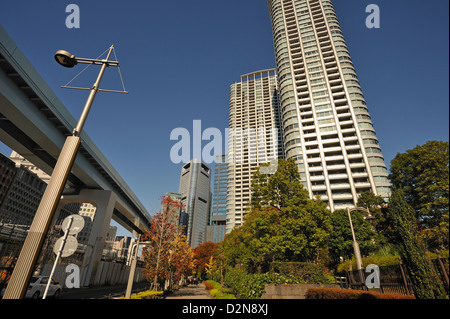 Uffici moderni e la superstrada a Tokyo il distretto finanziario, Giappone Foto Stock
