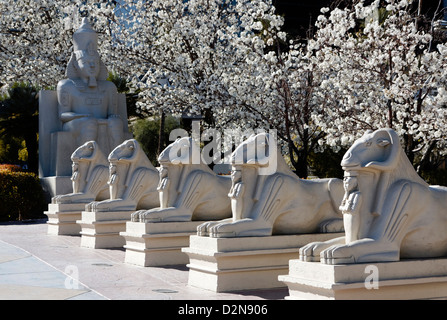 Il Luxor Hotel e Casinò con sculture di Ram Foto Stock