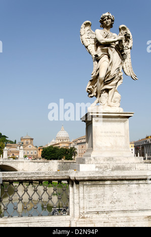 Roma. L'Italia. Vista di Angelo con thorn crown figura scultura sul Ponte Sant' Angelo Foto Stock