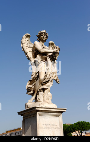 Roma. L'Italia. Vista di Angelo con thorn crown figura scultura sul Ponte Sant' Angelo Foto Stock