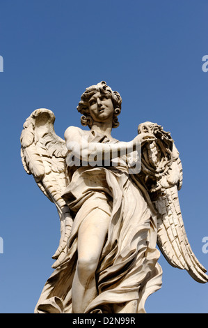 Roma. L'Italia. Vista di Angelo con thorn crown figura scultura sul Ponte Sant' Angelo Foto Stock