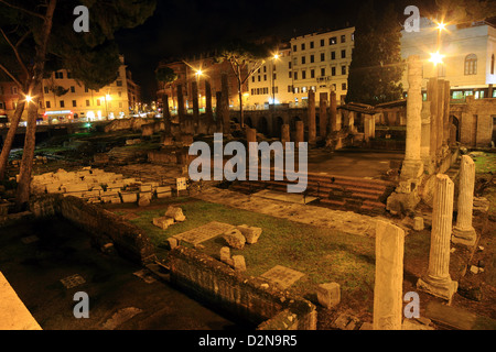 Le antiche rovine romane della zona sacra situata in Largo di Torre Argentina, Roma, Italia Foto Stock