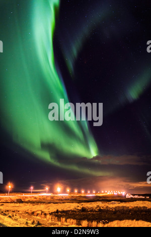 Aurora Boreale o Northern lights Northern lights oltre l'autostrada e una casa colonica. Foto Stock