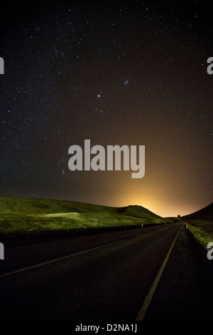 Notte stellata su strada e paesaggio, Islanda Foto Stock