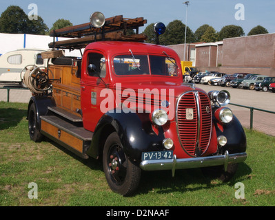 Il Ford Fire Engine del 1956 è un veicolo antincendio d'epoca, caratterizzato da elementi di design classici e potenti motori. È stato ampiamente utilizzato dai vigili del fuoco nella metà del XX secolo per la risposta alle emergenze e le operazioni antincendio. Foto Stock