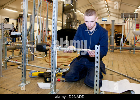 Di riscaldamento e sanitari tecnico al lavoro Foto Stock